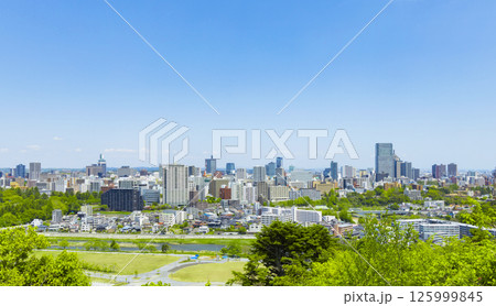 青葉城址より新緑の仙台市全景 125999845