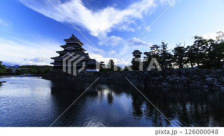 国宝松本城址の朝 国宝松本城址の朝 126000048