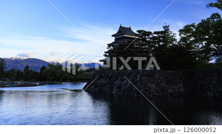 国宝松本城址の朝 126000052