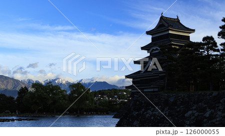 国宝松本城址の朝 126000055