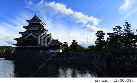 国宝松本城址の朝 126000059