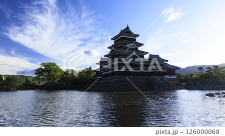 国宝松本城址の朝 126000068