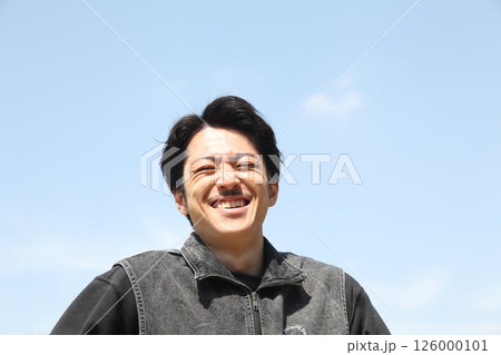 遠くを見る若い男性ライフスタイルイメージ 126000101