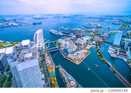 日本の横浜都市景観4隻の豪華客船。ノルウェージャン…やリビエラ、ダイヤモンド…、クイーン・エリザベス 126000140