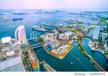 日本の横浜都市景観4隻の豪華客船。ノルウェージャン…やリビエラ、ダイヤモンド…、クイーン・エリザベス 126000141