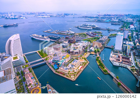 日本の横浜都市景観4隻の豪華客船。ノルウェージャン…やリビエラ、ダイヤモンド…、クイーン・エリザベス 日本の横浜都市景観4隻の豪華客船。ノルウェージャン…やリビエラ、ダイヤモンド…、クイーン・エリザベス 126000142