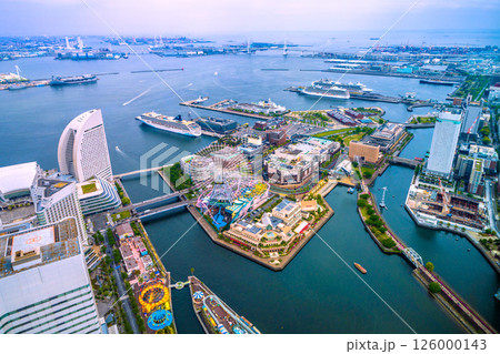 日本の横浜都市景観4隻の豪華客船。ノルウェージャン…やリビエラ、ダイヤモンド…、クイーン・エリザベス 126000143