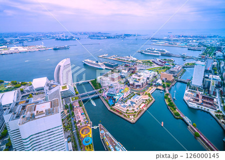 日本の横浜都市景観4隻の豪華客船。ノルウェージャン…やリビエラ、ダイヤモンド…、クイーン・エリザベス 126000145