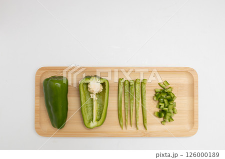 ピーマンのいろいろな切り方を並べている 126000189