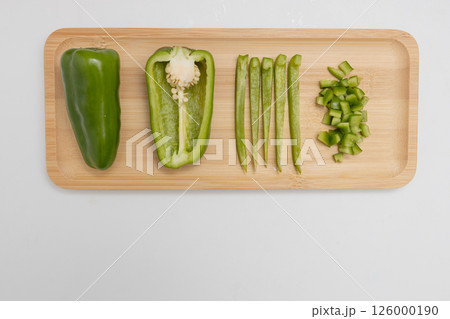 ピーマンのいろいろな切り方を並べている 126000190
