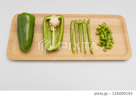 ピーマンのいろいろな切り方を並べている 126000193
