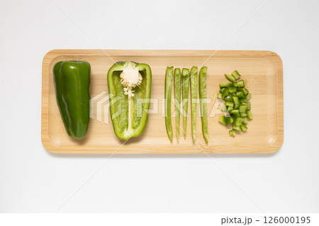 ピーマンのいろいろな切り方を並べている 126000195