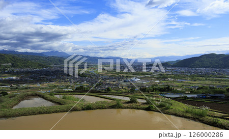 長野県千曲市姨捨棚田の春 126000286
