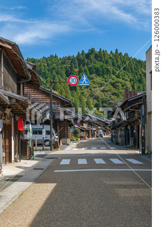 岐阜 岩村城下町から城山を望む 126000383