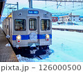 冬の弘南鉄道・弘前駅に停車する電車 126000500