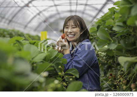 笑顔でいちごを持つ女性 笑顔でいちごを持つ女性 126000975