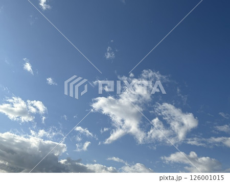 爽やかな青空と白い雲 126001015