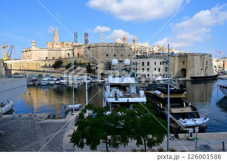 マルタ共和国、マルタ島、スリーシティーズ、セングレア、ヨットハーバー、セングレアの城壁、時計塔 126001586