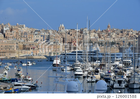 マルタ共和国、マルタ島、スリーシティーズ、ヨットハーバー、ヴィットリオーザからのバレッタ遠望 126001588