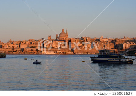 マルタ共和国、マルタ島、スリーマ、バレッタ遠望、カーマライト教会、セントポール英国国教会大聖堂の鐘楼 126001627