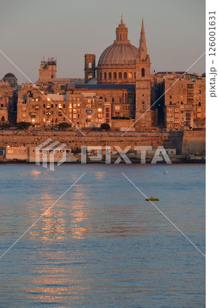 マルタ共和国、マルタ島、スリーマ、バレッタ遠望、カーマライト教会、セントポール英国国教会大聖堂の鐘楼 126001631