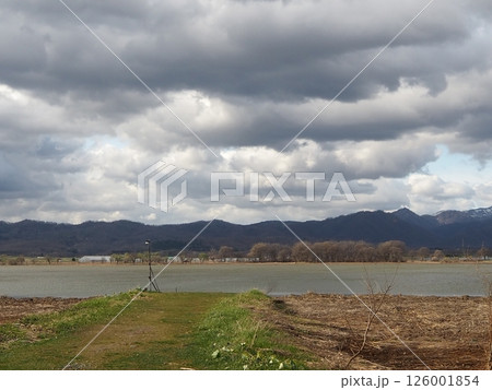 曇天の宮島沼の風景 126001854