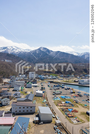 北海道知床半島のウトロ漁港付近の景色 126002046