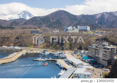 北海道知床半島のウトロ漁港付近の景色 126002050