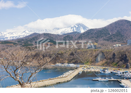 北海道知床半島のウトロ漁港付近の景色 北海道知床半島のウトロ漁港付近の景色 126002051