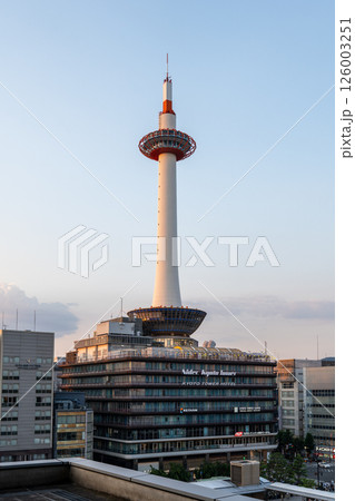 夕暮れに浮かぶ京都タワーと市街地の風景 126003251