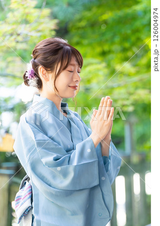 神社で参拝をする浴衣姿の女性 126004974