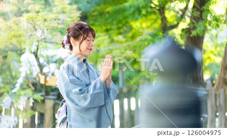 神社で参拝をする浴衣姿の女性 126004975