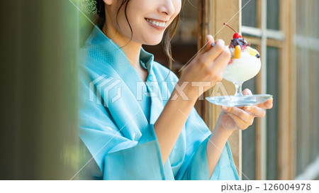 縁側でかき氷を食べる浴衣姿の日本人女性 縁側でかき氷を食べる浴衣姿の日本人女性 126004978