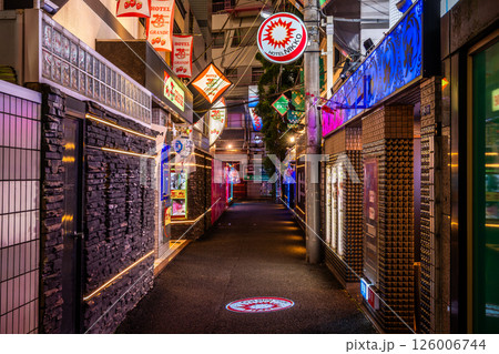 東京都 鶯谷のラブホテル街 東京都 鶯谷のラブホテル街 126006744