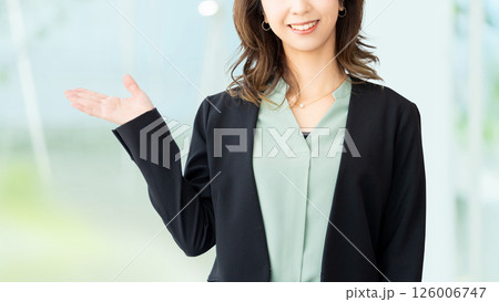 手で案内をする女性・ビジネスウーマン 手で案内をする女性・ビジネスウーマン 126006747