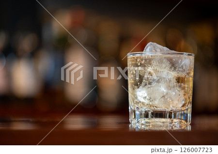 バーカウンターに置かれたお酒 126007723