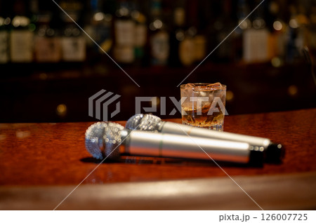 バーカウンターに置いてあるマイク バーカウンターに置いてあるマイク 126007725