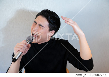 マイクで熱唱する日本人男性 126007733