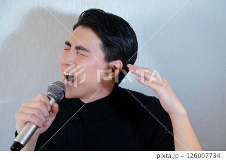 マイクで熱唱する日本人男性 126007734