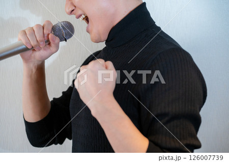 マイクで熱唱する日本人男性 126007739
