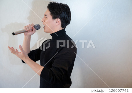 マイクで熱唱する日本人男性 126007741