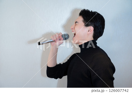 マイクで熱唱する日本人男性 126007742