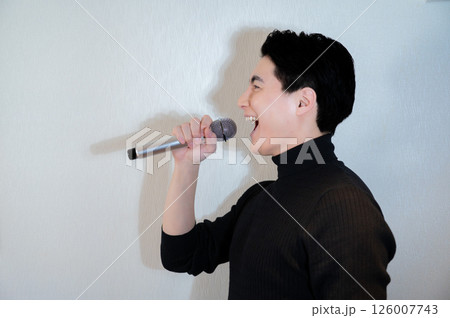 マイクで熱唱する日本人男性 126007743