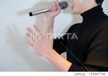 マイクで熱唱する日本人男性 126007746