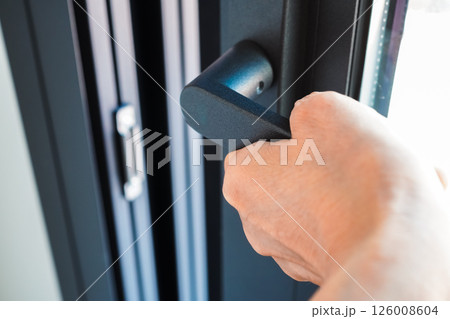 断熱効果のある複層ガラス(ぺアガラス)で構成されたPVC窓サッシの施錠 セキュリティ 断熱効果のある複層ガラス(ぺアガラス)で構成されたPVC窓サッシの施錠 セキュリティ 126008604
