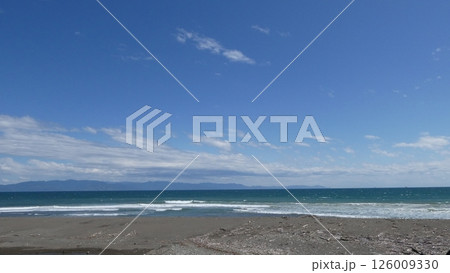 青い空と青い海と地平線 126009330