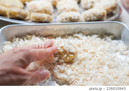 生パン粉を使って作った自家製コロッケを作っている女性の手元 126010943