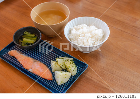 鮭とじゃがいものシンプル和朝食 126011185