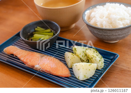 鮭とじゃがいものシンプル和朝食 126011187