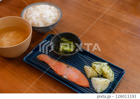 鮭とじゃがいものシンプル和朝食 鮭とじゃがいものシンプル和朝食 126011191